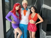 daphne Helps Velma Find Her Glasses with Freds Big Cock - Cheerleader Kait a...