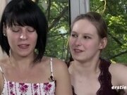 'Deutsche lesbische MÃ¤dels benutzen einen krassen Vibrator'