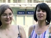 'Ersties: Deutsche Studentin lÃ¤sst sich Muschi und Po von Freundin verwÃ¶hnen'