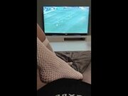 'Distratto da un footjob mentre guardo la partita di calcio'