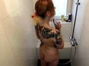 Fucking a tattooed amateur in the shower