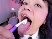 'Lila Jordan brushes her saliva teeth'